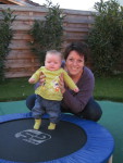 Maman me fait essayer le trampoline ...